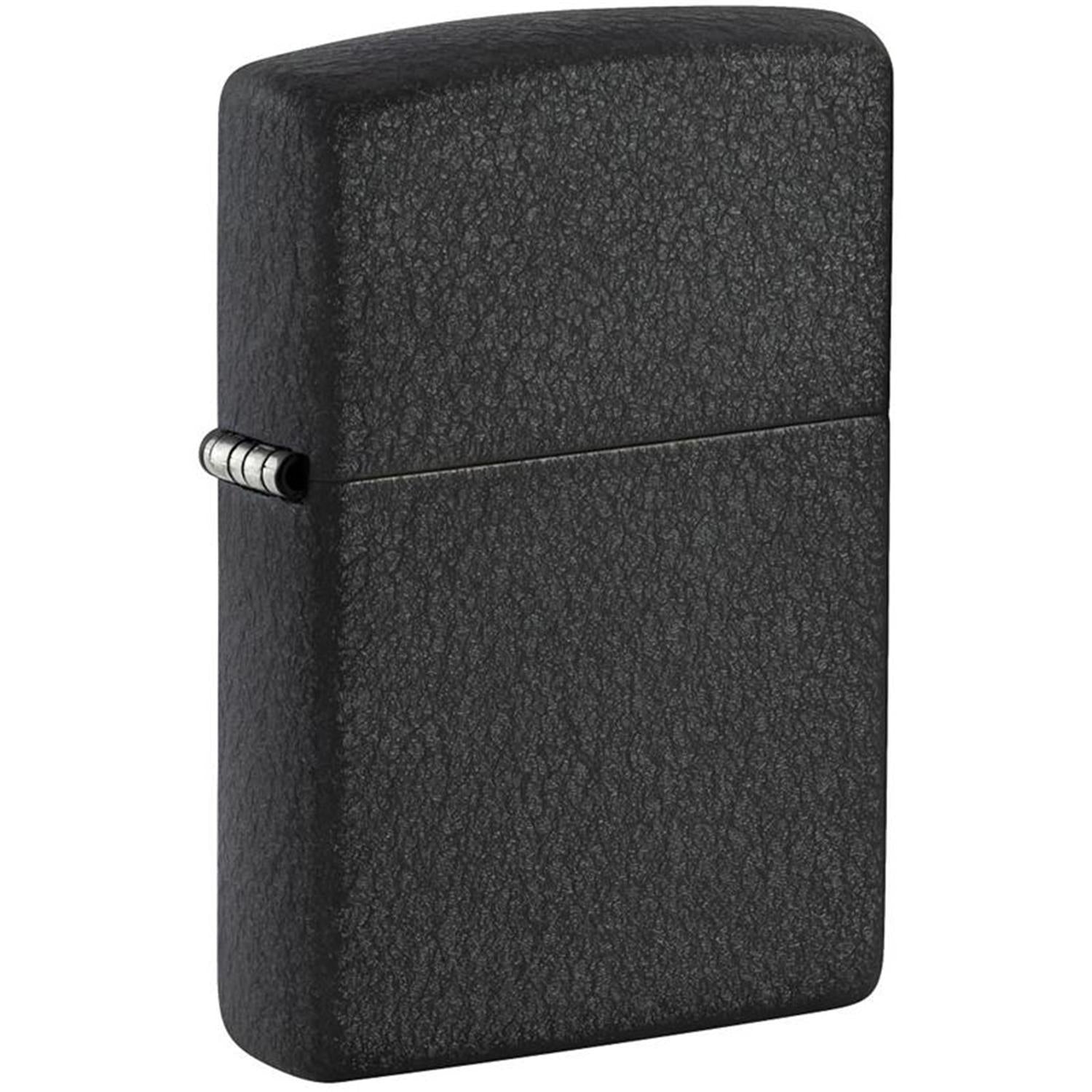 Zippo Sturmfeuerzeug Black Crackle, geschlossen in Schrägansicht, charakteristische schwarze Strukturlackierung, schlichtes Design ohne Gravur, weißer Hintergrund